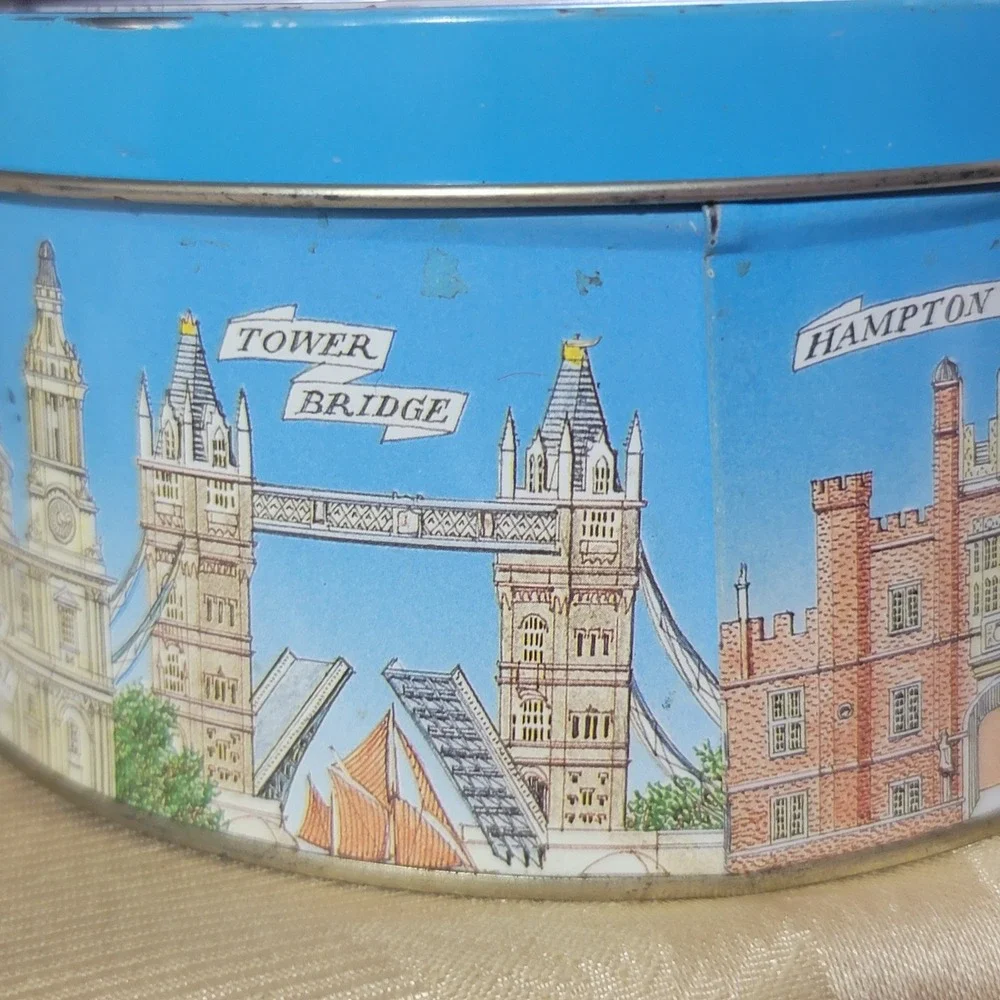 Authentic Vintage Bentley's of London Tin Famous London Landmarks 5.5